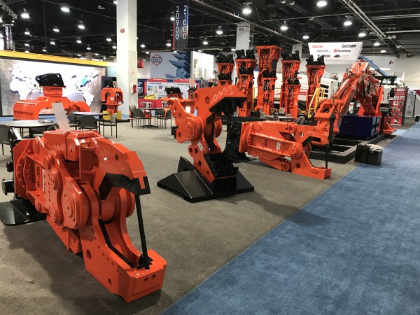 ConExpo 2017 – NPK M35 & M20 processors with shearing jaws. Center: quick change pulverizing jaw.