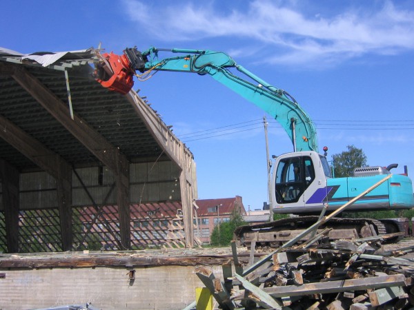 NPK DG-30 demolition & sorting grab demolishing a structure