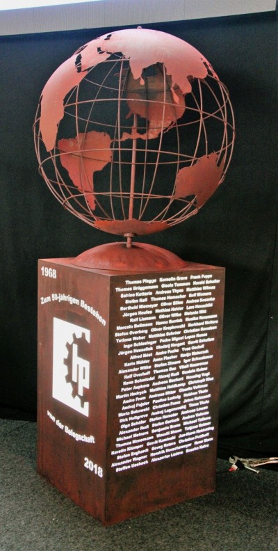 Globe with employee names presented by Thomas Brüggemann